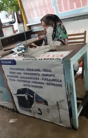 Suasana di Agen Bus Sinar Jaya Cikupa